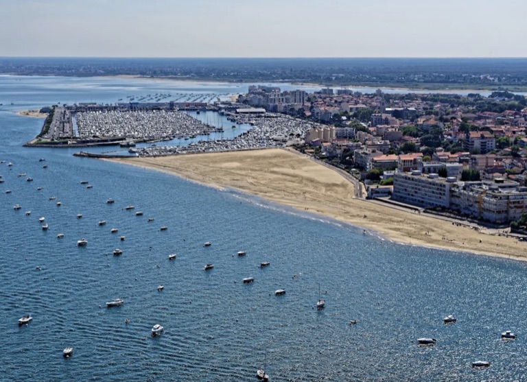 Vue aérienne du port et de la plage d'Arcachon
