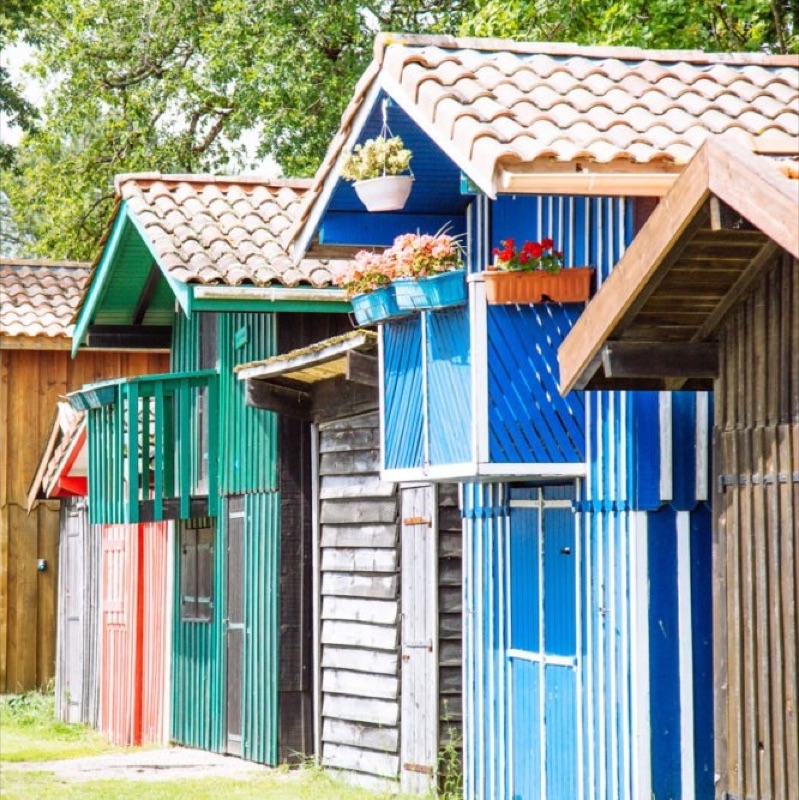 Cabanes de bois colorées du port, Biganos