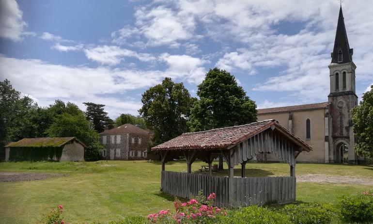 La halle et l’église de Liposthey